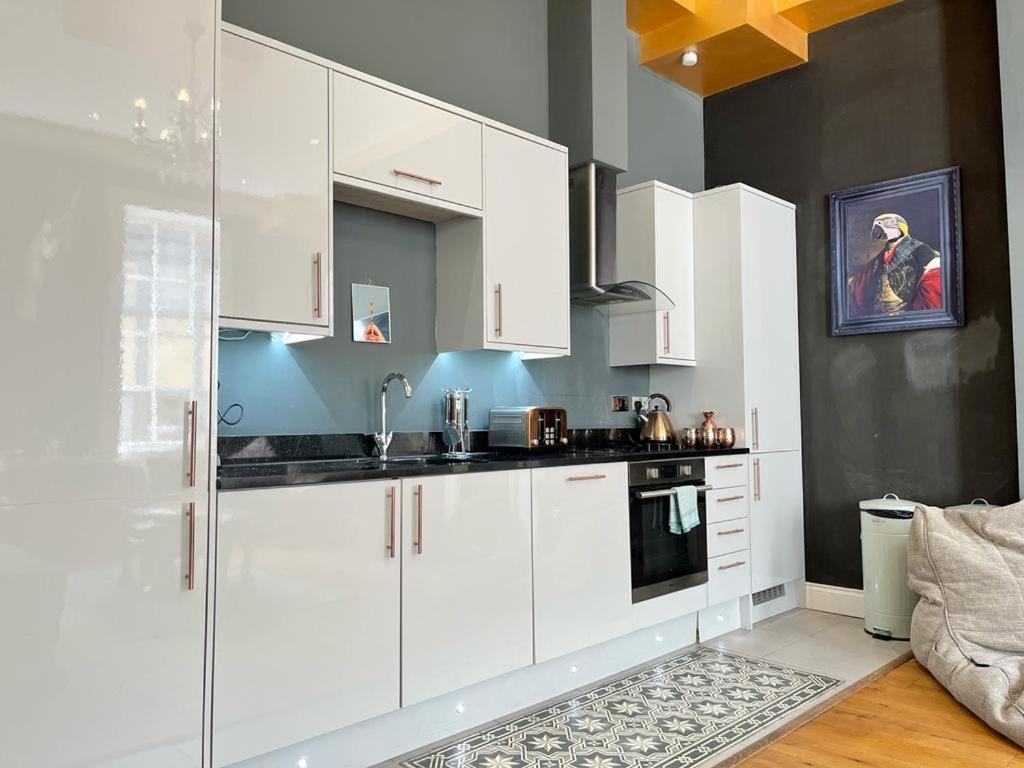 Unique & Luxurious 2 Bedroom City Centre Apartment 노팅엄 외부 사진